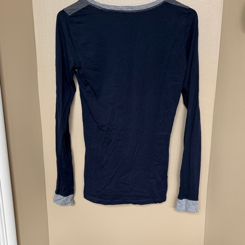 Vince women’s Two-Tone Navy and Gray Long Sleeve Top like new size medium - Picture 2 of 4